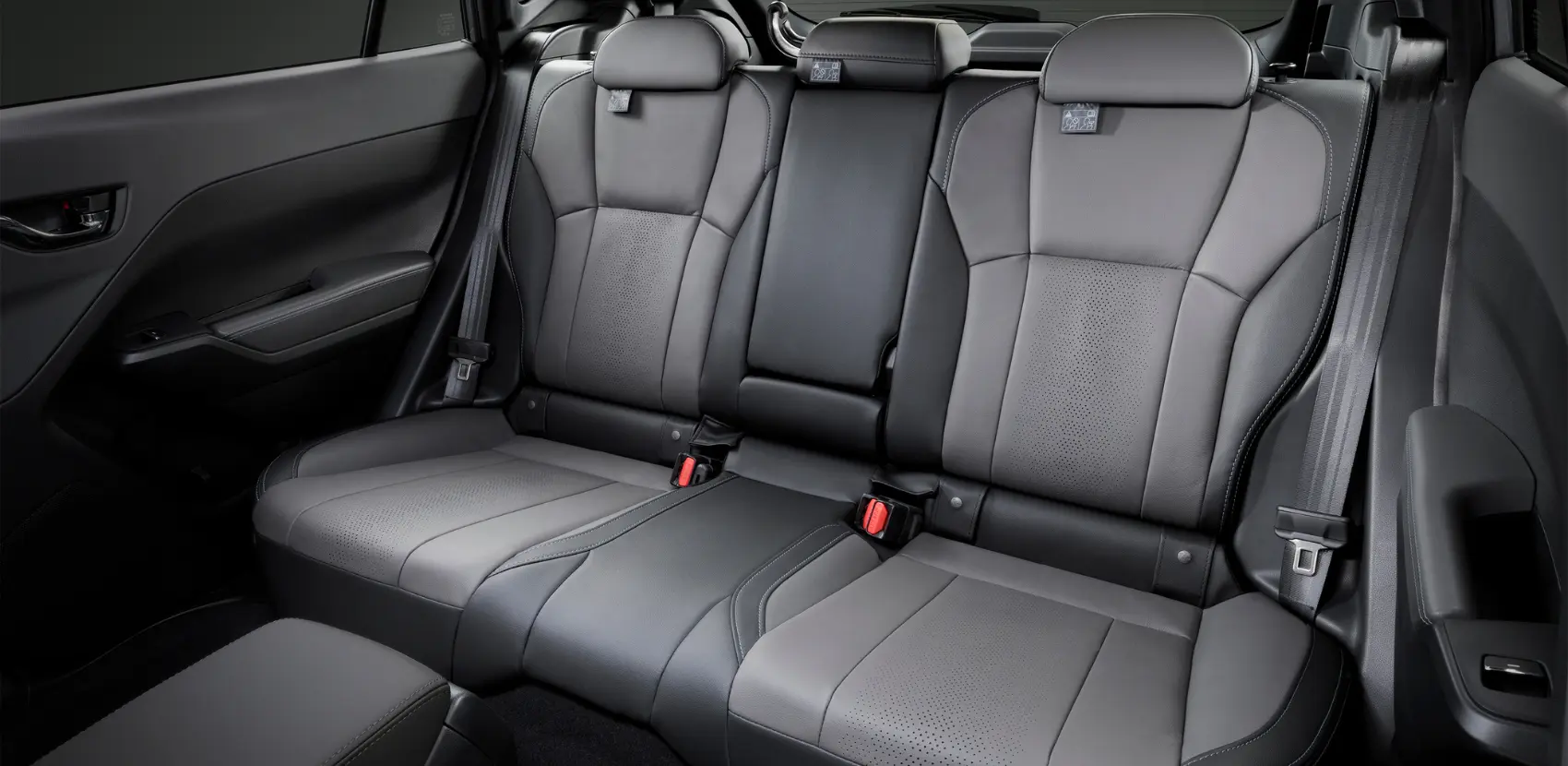 Interior de Subaru Crosstrek, mostrando los asientos traseros.