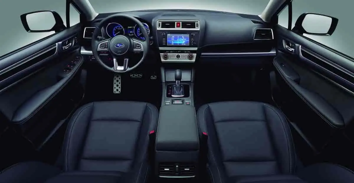 Parte interior delantera de auto Subaru