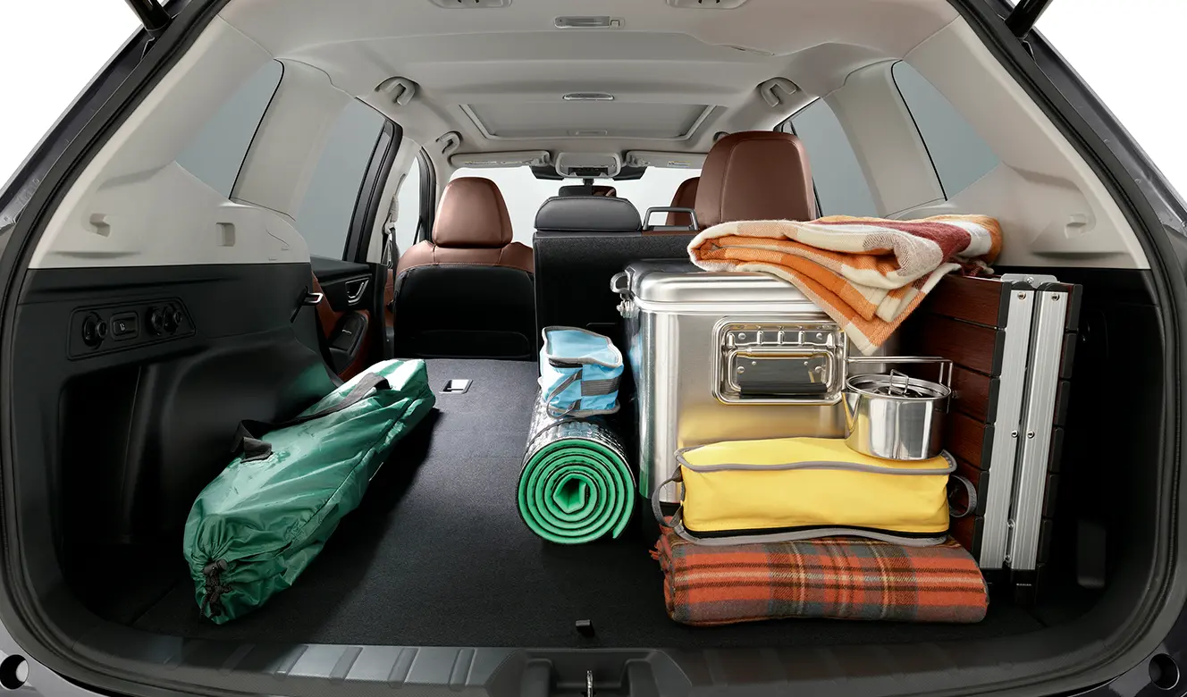 Vista del maletero de SUV híbrido Subaru, con amplio espacio e implementos de viaje dentro.