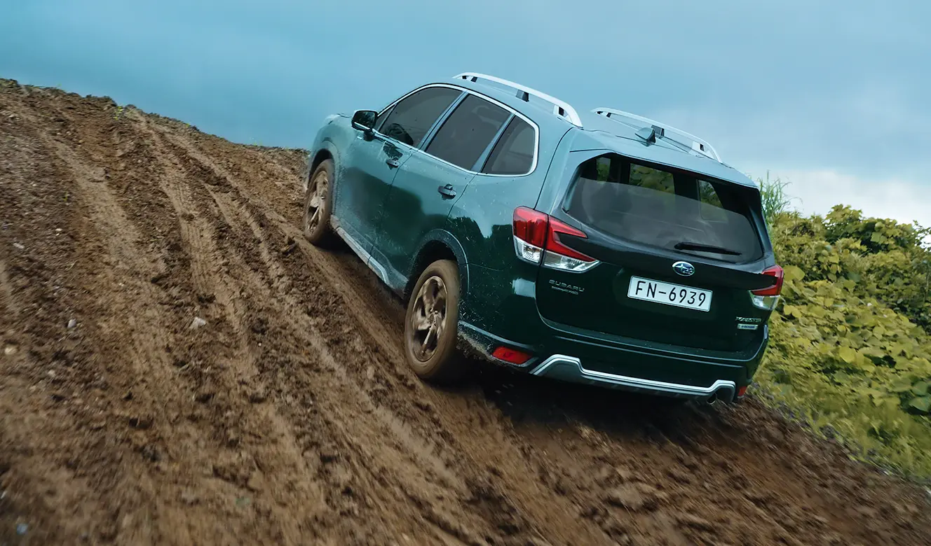 Camioneta 4x4 Subaru Forester subiendo una pendiente. 