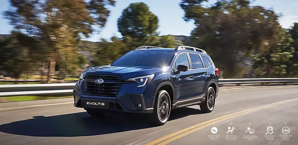 Modelo Subaru Evoltis a velocidad en carretera con árboles de fondo.