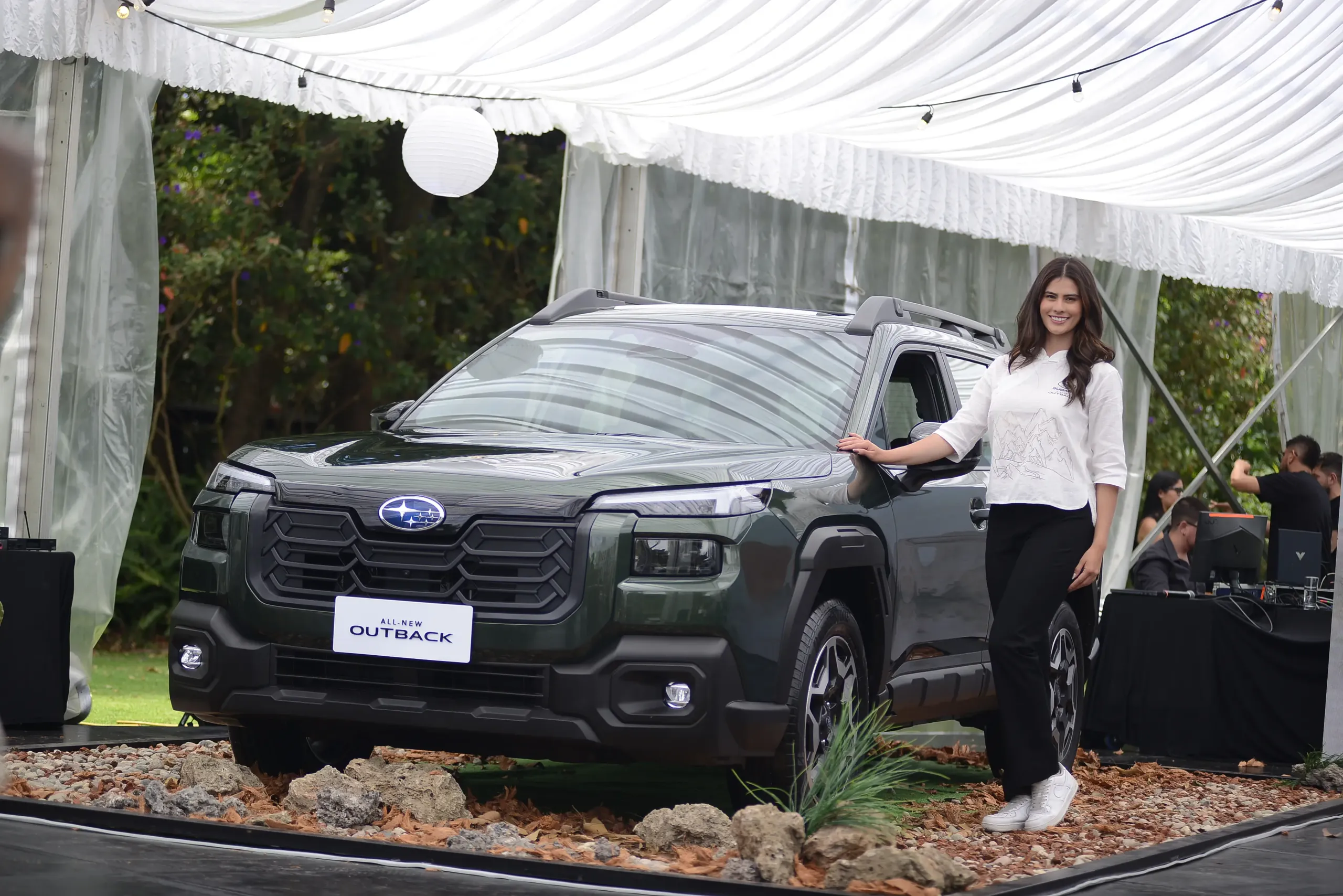 SUV 4X4 Outback 2026 con mujer posando